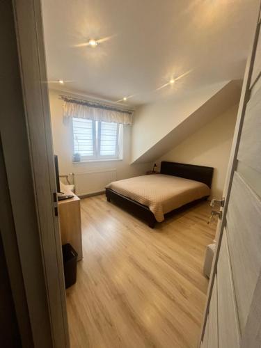 a bedroom with a bed and a window at Pokoje J&J in Grabówka