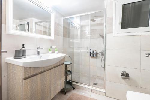 2 Bdr Apt in Vibrant Pangrati-walk to Syntagma