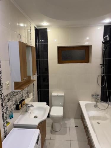 a bathroom with two sinks and a toilet and a shower at Edle Tropfen in Tqibuli