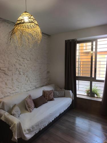 a white couch in a room with a window at Loft A el Ramellet in Alginet