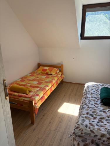 a bedroom with two beds and a window at Apartman Brod in Konjska Reka