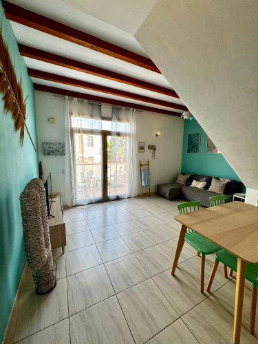 a living room with a table and a couch at Casa Gino in El Cotillo
