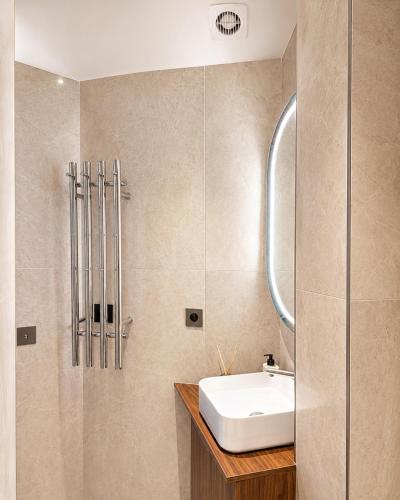Bright Apartment Steps from Champs Elysées