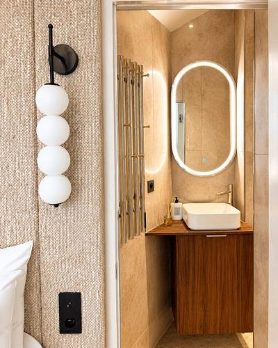 Bright Apartment Steps from Champs Elysées