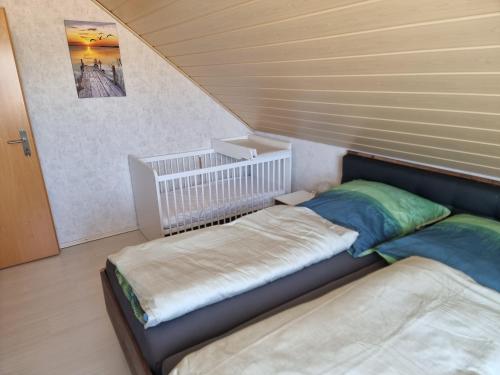 a small bed in a room with a staircase at Ferienwohnung in Klein Düngen in Bad Salzdetfurth