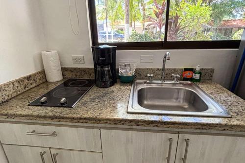 a kitchen counter with a sink and a window at Club Voca 8 in Coco