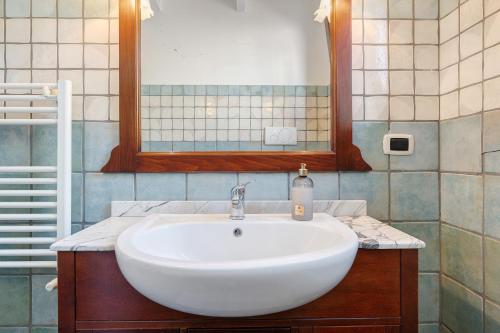 a bathroom with a white sink and a mirror at Dal Cappellaio Matto in Taranto