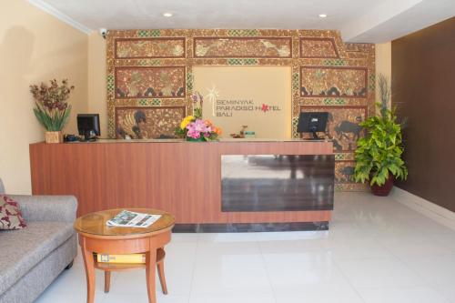 Lobi atau kawasan kaunter penerimaan di Seminyak Paradiso Hotel