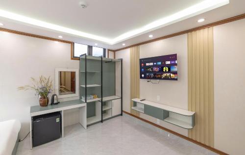 a living room with a television in a room at Maro Luxury Boutique Villa - hotel in Da Thanh