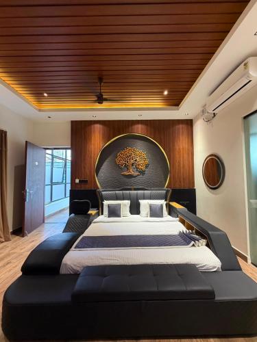 a large bed in a room with a black bed frame at Sri Vasavi Regency in Mahabalipuram