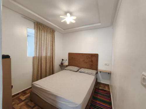 a small bedroom with a bed in a room at Younes résidence 2 in Asilah