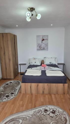 a bedroom with a bed and a wooden floor at Casa MARI-SOR in Vulcan
