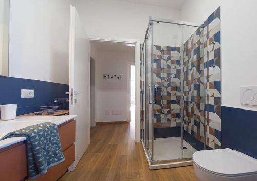 a bathroom with a glass shower and a toilet at Maison Rouge in Besnate