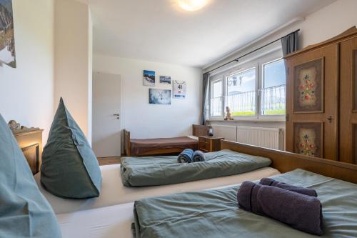 a bedroom with two beds and a window at Ferienhaus Bergverbunden in Fischen