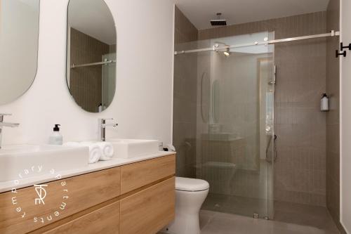 a bathroom with a sink and a toilet and a shower at Top Rentals EpiQ in Quito