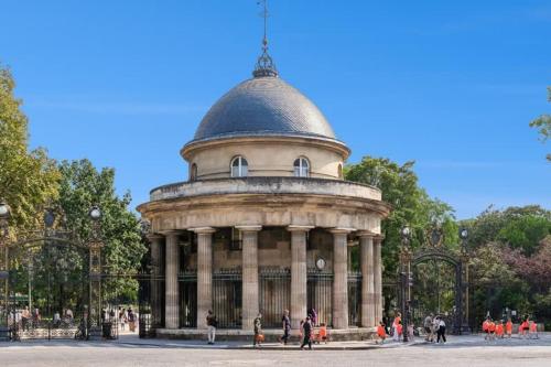 Central and Bright 1BR- Near Parc Monceau