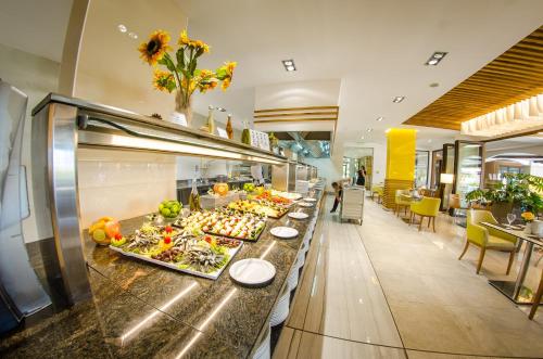 een buffet met eten in een restaurant bij Premier Fort Cuisine - Full Board in Sunny Beach