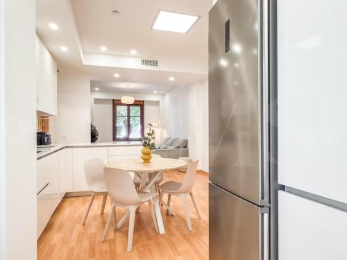 Contemporary 3BR Soho Apartment REMS