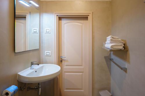 a bathroom with a sink and a mirror at Villa Natia in Mottola