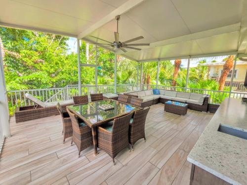 a screened in porch with a table and chairs at 275 Ohio in Fort Myers Beach