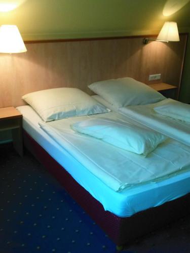 uma cama grande com uma luz azul em Landgasthof Bei Kleins em Löhnberg