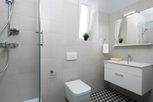 リエカにあるStudio Apartments Riverのトイレとシャワー付きの白いバスルーム