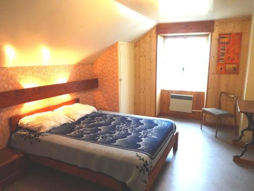 1 dormitorio con 1 cama grande en una habitación en Gîtes La Coquille, en Ternuay-Melay-et-Saint-Hilaire
