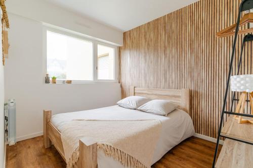 a bedroom with a bed and a window at Appartement refait à neuf, 4 pers à Courseulles in Courseulles-sur-Mer