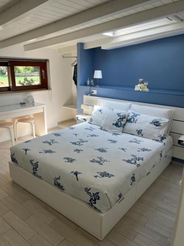 a bedroom with a bed with a blue wall at Il cielo in una stanza in Itri