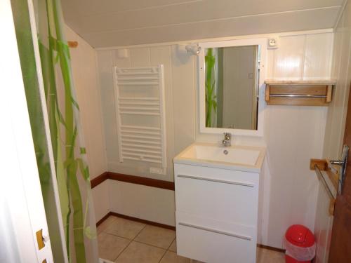 une salle de bain avec un lavabo et un miroir dans l'établissement Gîtes La Coquille, à Ternuay-Melay-et-Saint-Hilaire