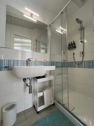 a white bathroom with a sink and a shower at Il cielo in una stanza in Itri