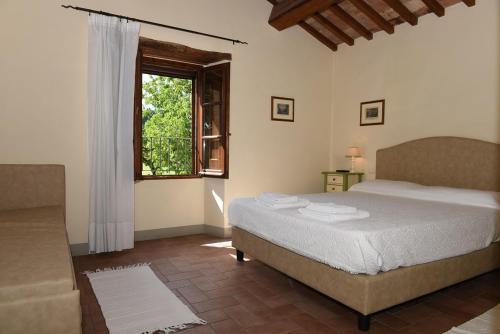 a bedroom with a bed and a window at Molenda B&B in Città di Castello