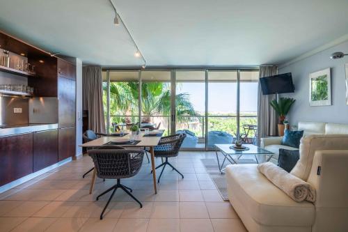 Luxury apartment, beach and swimming pool