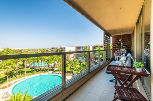 Luxury apartment, beach and swimming pool