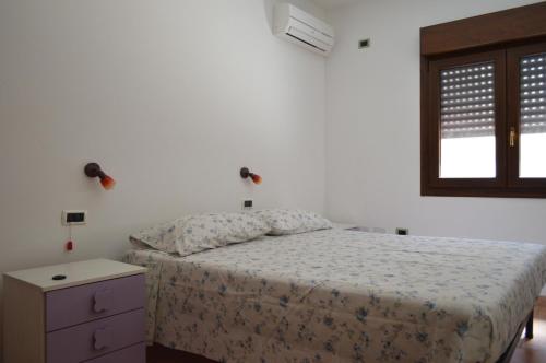 a bedroom with a bed and a window at il nido in Capoterra