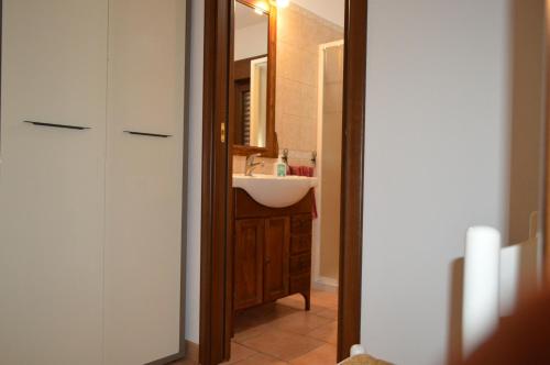 a bathroom with a sink and a mirror at il nido in Capoterra