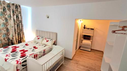 a bedroom with a white bed with a floral bedspread at Villa Alpine in Valjiosi