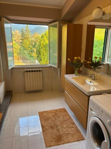 a bathroom with a washing machine and a sink at A casa di Lea2 in Gioia dei Marsi