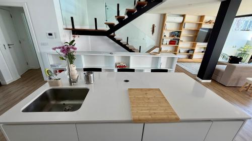 Atlantic Flight House, Modern Duplex near the Marina