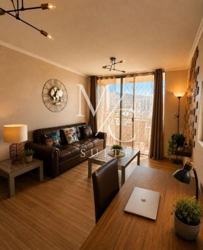a living room with a couch and a table at Disponible Exclusivo Depto Central. Clinica Antofagasta. Wi-Fi Parking y Factura in Antofagasta