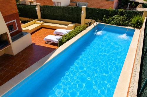an overhead view of a swimming pool in a backyard at Villa Cococha in Salou