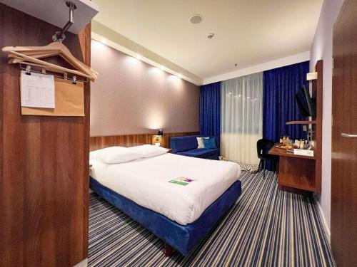 a hotel room with a bed and a desk at ibis Styles Wałbrzych in Wałbrzych