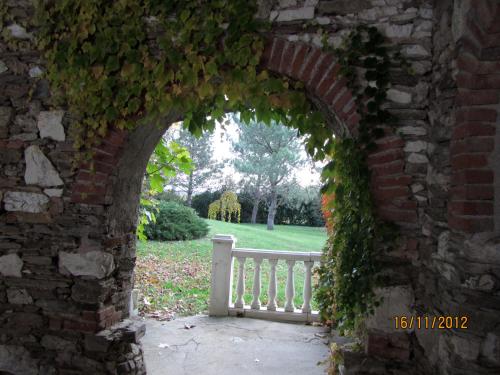 an archway in a brick wall with a white bench at La Bergerie De Valerie in Arthès