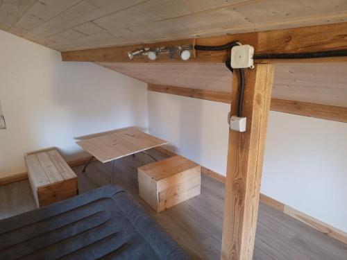 a room with a bed and a table and benches at W Częstochowie in Częstochowa