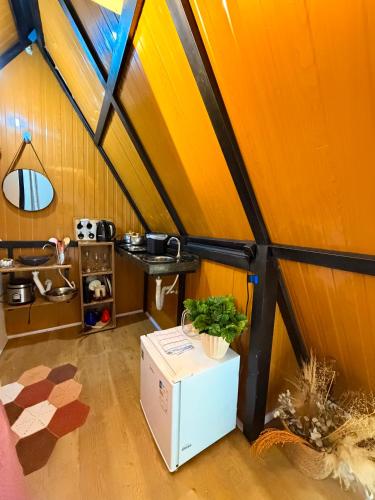 an attic room with a table and a box at Bosque dos Buritis in Araguaína