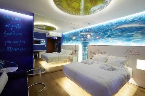 ein Schlafzimmer mit einem großen weißen Bett mit einem Wandbild des Ozeans in der Unterkunft Veritas Boutique Art Hotel in Veria