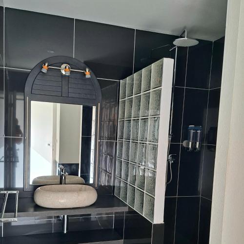 a bathroom with a sink and a mirror at Flamboyant Studio avec Piscine et Parking in Saint Martin