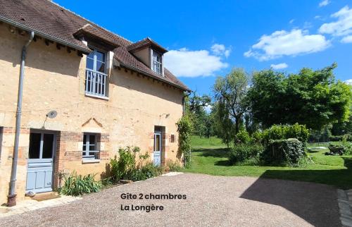 an external view of a building with a yard at La Longère en Puisaye, 2 gîtes à 10 min de Guédelon réservables ensemble et séparément in Dampierre-sous-Bouhy