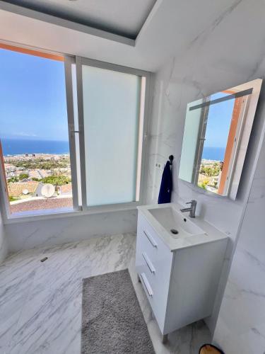 Villa Bella Vista- Luxury Ocean & Mountain Views