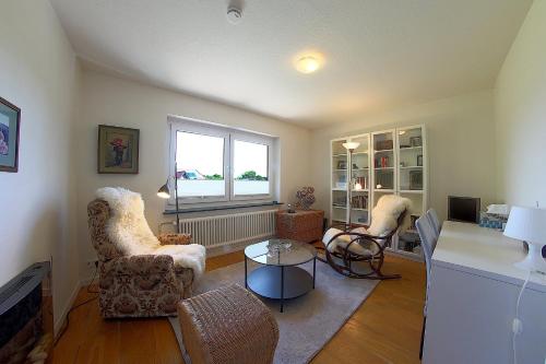 a living room with two chairs and a table at NS 6 Möwenkoje Wremen in Wremen